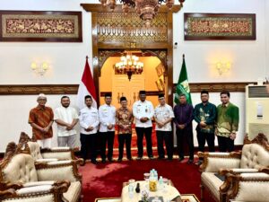 Penjabat Gubernur Aceh, Dr. H. Safrizal ZA, M.Si, menerima audiensi Pimpinan Wilayah Dewan Mesjid Indonesia (DMI) Aceh, terkait rencana Musyawarah Wilayah (muswil) ke III di Pendopo Gubernur Aceh, rabu, 8/1/2025. Foto: Biro Adpim