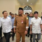 Penjabat Gubernur Aceh, Dr. H. Safrizal ZA, M.Si, didampingi Pj Bupati Aceh Besar Pj Wali Kota Banda Aceh, Danlanud SIM dan Kapolresta Banda Aceh, mengantar kepulangan Menteri Kebudayaan RI, Fadli Zon, di Bandara Sultan Iskandar Muda Aceh Besar, Senin 13/1/2025. Foto: Biro Adpim