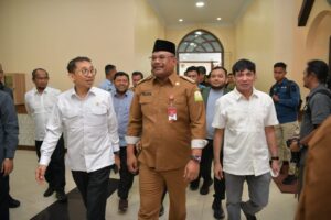 Penjabat Gubernur Aceh, Dr. H. Safrizal ZA, M.Si, didampingi Pj Bupati Aceh Besar Pj Wali Kota Banda Aceh, Danlanud SIM dan Kapolresta Banda Aceh, mengantar kepulangan Menteri Kebudayaan RI, Fadli Zon, di Bandara Sultan Iskandar Muda Aceh Besar, Senin 13/1/2025. Foto: Biro Adpim