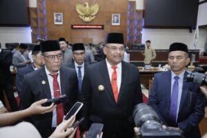 Pj Gubernur Aceh Safrizal didampingi Plt Setda Aceh mengikuti rapat Paripurna DPRA di geudung Utama DPR Aceh, Senin. 13 Januari 2025. Foto: Biro Adpim