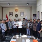 Penjabat Gubernur Aceh, Dr. H. Safrizal ZA, M.Si dan Ketua DPR Aceh, Zulfadli A.Md bersama pimpinan DPRA melakukan audiensi dengan Wakil Menteri (Wamen), Bima Arya Sugiarto di ruang kerja Gedung B Kementerian Dalam Negeri, Jakarta, Rabu, 15 Januari 2025. (Foto: Humas BPPA)