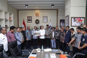 Penjabat Gubernur Aceh, Dr. H. Safrizal ZA, M.Si dan Ketua DPR Aceh, Zulfadli A.Md bersama pimpinan DPRA melakukan audiensi dengan Wakil Menteri (Wamen), Bima Arya Sugiarto di ruang kerja Gedung B Kementerian Dalam Negeri, Jakarta, Rabu, 15 Januari 2025. (Foto: Humas BPPA)