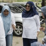 Plt Ketua Dharma Wanita Persatuan Aceh Sukmawati memberi sambutan pada acara Peningkatan Kapasitas dan Family Gathering anggota DWP Aceh, di Pantai Krueng Leupeung, Kamis (16/1/2024). Foto: Biro Adpim