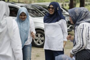 Plt Ketua Dharma Wanita Persatuan Aceh Sukmawati memberi sambutan pada acara Peningkatan Kapasitas dan Family Gathering anggota DWP Aceh, di Pantai Krueng Leupeung, Kamis (16/1/2024). Foto: Biro Adpim