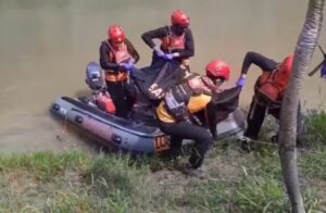 Tim Rescue Basarnas Banda Aceh menemukan Hanifa (17), remaja yang tenggelam di Krueng Aceh, Kuta Malaka, Aceh Besar. Pada hari keempat pencarian, Sabtu (18/1), jasadnya ditemukan di hilir sungai setelah proses penyisiran. (Foto: For Infoaceh.net)