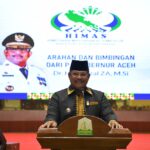 Pj Gubernur Aceh, Dr. Safrizal ZA, M.Si., memberikan arahan dan bimbingan pada acara pelantikan pengurus Himpunan Masyarakat Simeulue (HIMAS) di Gedung Anjong Mon Mata, Banda Aceh, Sabtu (18/1/2025). Foto: Biro Adpim