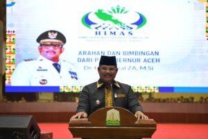 Pj Gubernur Aceh, Dr. Safrizal ZA, M.Si., memberikan arahan dan bimbingan pada acara pelantikan pengurus Himpunan Masyarakat Simeulue (HIMAS) di Gedung Anjong Mon Mata, Banda Aceh, Sabtu (18/1/2025). Foto: Biro Adpim