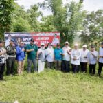 Pj Gubernur Aceh, Dr. H. Safrizal ZA, M.Si, meninjau lahan lokasi rencana pembangunan pusat venue Pekan Olahraga Aceh (PORA) 2026, yang berada di pinggir jalan Banda Aceh-Meulaboh, di Gampong Keutapang, Kecamatan Krueng Sabee, Kabupaten Aceh Jaya, pada Minggu, (19/1/2025). Foto: Biro Adpim