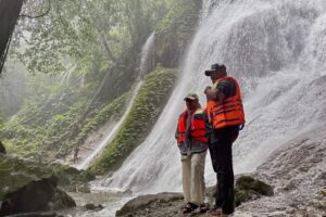 Pj Gubernur Aceh Safrizal dan istrinya Safriati mengarungi Krueng Teunom untuk menikmati air terjun Ceuraceu Eumbon, di Gampong Alue Jang, Kecamatan Pasie Raya, Kabupaten Aceh Jaya, pada Minggu (19/1/2025). Foto: Biro Adpim