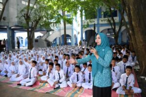 Penjabat Ketua Tim Penggerak PKK Aceh, Hj. Safriati, S.Si, M.Si, menggelar sosialisasi Mencegah Bullying dan Kesehatan Reproduksi di SMP Negeri 4 Banda Aceh, Senin (20/1/2025). Foto: Biro Adpim