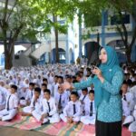 Penjabat Ketua Tim Penggerak PKK Aceh, Hj. Safriati, S.Si, M.Si, menggelar sosialisasi Mencegah Bullying dan Kesehatan Reproduksi di SMP Negeri 4 Banda Aceh, Senin (20/1/2025). Foto: Biro Adpim