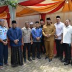 Pj. Gubernur Aceh, Dr. Safrizal ZA. M. Si bersama Pj. Bupati Aceh Besar, Muhammad Iswanto dan Sejumlah Kepala SKPA menghadiri Kenduri Haul Abu H. Muhammad Bin Tgk. Zamzami (Abu Lam Ateuk) ke 26 di komplek Dayah Istiqamatuddin Darul Mu'arrif Gampong Lambaro Bileu, Kecamatan Kuta Baro, Aceh Besar, Senin, 20/01/2025. Foto: Biro Adpim