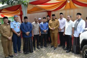 Pj. Gubernur Aceh, Dr. Safrizal ZA. M. Si bersama Pj. Bupati Aceh Besar, Muhammad Iswanto dan Sejumlah Kepala SKPA menghadiri Kenduri Haul Abu H. Muhammad Bin Tgk. Zamzami (Abu Lam Ateuk) ke 26 di komplek Dayah Istiqamatuddin Darul Mu'arrif Gampong Lambaro Bileu, Kecamatan Kuta Baro, Aceh Besar, Senin, 20/01/2025. Foto: Biro Adpim