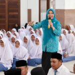 Pj ketua TP PKK Aceh, Hj. Safriati, S.Si, M.Si, memberi Edukasi Gizi dan Pencegahan Anemia pada Remaja, di Kompleks Ma’had Daarut Tahfidz (MDTI), Aceh Besar, 20/1/2025. Foto: Biro Adpim