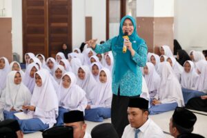 Pj ketua TP PKK Aceh, Hj. Safriati, S.Si, M.Si, memberi Edukasi Gizi dan Pencegahan Anemia pada Remaja, di Kompleks Ma’had Daarut Tahfidz (MDTI), Aceh Besar, 20/1/2025. Foto: Biro Adpim