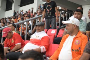 Pj. Gubernur Aceh, Dr. Safrizal ZA didampingi staf khusus Fauzi Ali, plt Dirut Bank Aceh Fadhil dan Karo Adpim Akkar Arafat menyaksikan pertandingan Sepak Bola Antara Persiraja dengan PSPS di stadion H. Dimurtala Banda Aceh, 20/1/2025. Foto: Biro Adpim