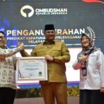 Penjabat Gubernur Aceh, Dr. H. Safrizal ZA, M.Si, menerima penghargaan dari Ombudsman RI kepada pemerintah Aceh yang meraih Predikat Penilaian Kepatuhan Penyelenggaraan Pelayanan Publik Tahun 2024, di Anjong Mon Mata Pendopo Gubernur Aceh, Selasa, 20/1/2025. Foto: Biro Adpim