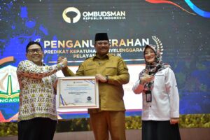 Penjabat Gubernur Aceh, Dr. H. Safrizal ZA, M.Si, menerima penghargaan dari Ombudsman RI kepada pemerintah Aceh yang meraih Predikat Penilaian Kepatuhan Penyelenggaraan Pelayanan Publik Tahun 2024, di Anjong Mon Mata Pendopo Gubernur Aceh, Selasa, 20/1/2025. Foto: Biro Adpim