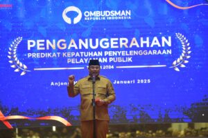 Penjabat Gubernur Aceh, Dr. H. Safrizal ZA, M.Si, menyampaikan sambutan dalam acara Penganugerahan Predikat Penilaian Kepatuhan Penyelenggaraan Pelayanan Publik Tahun 2024, yang berlangsung di Anjong Mon Mata Pendopo Gubernur Aceh, Selasa, 20/1/2025. Foto: Biro Adpim