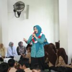 Penjabat Ketua Tim Penggerak PKK Aceh, Hj. Safriati, S.Si, M.Si, menggelar sosialisasi pencegahan Seks bebas dan kenakalan bagi remaja di Sekolah SMA 1 Banda Aceh, rabu, 22/01/2025. Foto: Biro Adpim