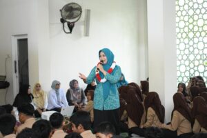 Penjabat Ketua Tim Penggerak PKK Aceh, Hj. Safriati, S.Si, M.Si, menggelar sosialisasi pencegahan Seks bebas dan kenakalan bagi remaja di Sekolah SMA 1 Banda Aceh, rabu, 22/01/2025. Foto: Biro Adpim