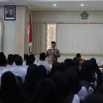 Azhari saat pembagian SK (Surat Keterangan) kepada 184 guru PNS formasi tahun 2018, Jumat (10/1/2025), di aula Kanwil Kemenag Aceh. Foto: MC Aceh