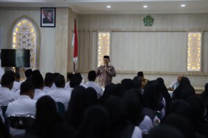 Azhari saat pembagian SK (Surat Keterangan) kepada 184 guru PNS formasi tahun 2018, Jumat (10/1/2025), di aula Kanwil Kemenag Aceh. Foto: MC Aceh