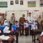 Sekretaris Dinas Pendidikan dan Kebudayaan (Sekdisbud) Aceh Besar, Fahrurrazi memantau pelaksanaan program makan siang gratis di sejumlah sekolah pada Senin (13/1/2025). Foto: InfoPublik