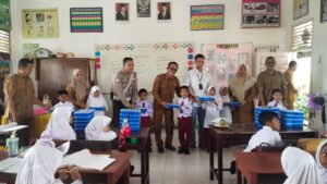 Sekretaris Dinas Pendidikan dan Kebudayaan (Sekdisbud) Aceh Besar, Fahrurrazi memantau pelaksanaan program makan siang gratis di sejumlah sekolah pada Senin (13/1/2025). Foto: InfoPublik