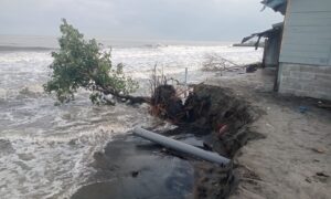 Area perumahan masyarakat yang dihantam abrasi. (Foto: Humas Polres Kota Lhokseumawe)