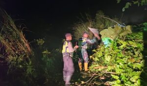 Petugas TNI/Polri wilayah setempat membersihkan material longsor agar ada akses darurat yang bisa dilewati kendaraan roda dua. (Foto: Humas Polres Aceh Timur)