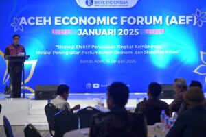 Plt. Sekda Aceh, Drs. Muhammad Diwarsyah, membuka Aceh Economic Forum (AEF) Tahun 2025 di The Pade Hotel, Kamis (16/01/2025). (Foto: MC Aceh)