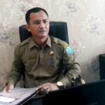 Kepala Dinas Pemberdayaan Perempuan, Perlindungan anak dan Keluarga Berencana (DP2KB) Kabupaten Simeulue, Supriman Juliansyah SPi MM, saat menjelaskan kasus kekerasan terhadap anak dan perempuan. (Ahmadi/MC Aceh)