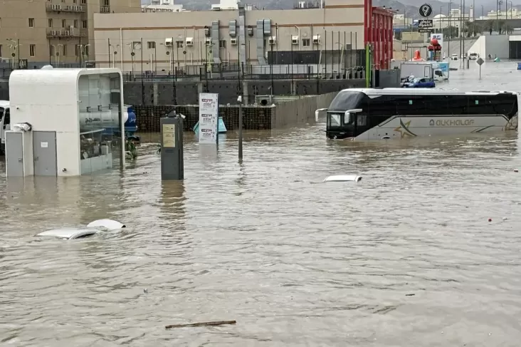 Kota suci Makkah terendam banjir akibat hujan deras. Foto: Metro