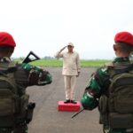 Menhan Sjafrie Sjamsoeddin memberi salam hormat dari jajaran Pusdiklatpassus Kopassus, Batujajar, Bandung, Jumat (10/1/2025) Foto: Biro Infohan Setjen Kemhan