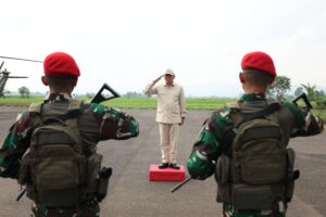 Menhan Sjafrie Sjamsoeddin memberi salam hormat dari jajaran Pusdiklatpassus Kopassus, Batujajar, Bandung, Jumat (10/1/2025) Foto: Biro Infohan Setjen Kemhan