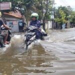 Puluhan rumah di Kebumen, Jawa Tengah, dilanda banjir akibat jebolnya tanggul Sungai Kemit dan Sungai Karanganyar, Sabtu (9/11/2024) malam (Foto: Antara)