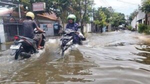 Puluhan rumah di Kebumen, Jawa Tengah, dilanda banjir akibat jebolnya tanggul Sungai Kemit dan Sungai Karanganyar, Sabtu (9/11/2024) malam (Foto: Antara)