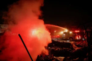 Kebakaran yang melanda Eaton Fire, Altadena, Los Angeles, Sabtu (11/1/2025). Foto: (REUTERS/Fred Greaves)