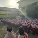 Ratusan siswa-siswi Sekolah Dasar Negeri (SDN) 11 Slipi, Jakarta Barat mengikuti upacara, Senin (6/1/2025). Upcara bertepatan dengan hari pertama sekolah minggu ini sekaligus menyambut pelaksanaan perdana program Makan Bergizi Gratis (MBG) dilaksanakan serentak di 190 wilayah pada 26 Provinsi. (Foto: RRI/M. Kusnaeni)