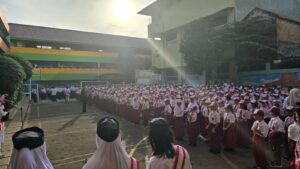 Ratusan siswa-siswi Sekolah Dasar Negeri (SDN) 11 Slipi, Jakarta Barat mengikuti upacara, Senin (6/1/2025). Upcara bertepatan dengan hari pertama sekolah minggu ini sekaligus menyambut pelaksanaan perdana program Makan Bergizi Gratis (MBG) dilaksanakan serentak di 190 wilayah pada 26 Provinsi. (Foto: RRI/M. Kusnaeni)