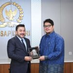 Wakil Ketua BKSAP DPR RI Ravindra Airlangga (kanan), saat bertukar cenderamata usai menerima kunjungan kehormatan delegasi Organisation of Islamic Cooperation (OIC) Youth Forum yang dipimpin oleh Presiden OIC Youth Forum H.E. Taha Ayhan, di Ruang Diplomasi, Kamis (16/1/2025) (Foto: Humas DPR)