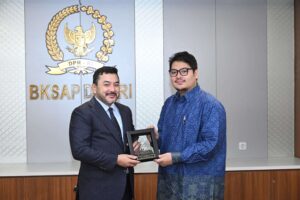 Wakil Ketua BKSAP DPR RI Ravindra Airlangga (kanan), saat bertukar cenderamata usai menerima kunjungan kehormatan delegasi Organisation of Islamic Cooperation (OIC) Youth Forum yang dipimpin oleh Presiden OIC Youth Forum H.E. Taha Ayhan, di Ruang Diplomasi, Kamis (16/1/2025) (Foto: Humas DPR)