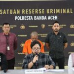 Kasat Reskrim Polresta Banda Aceh Kompol Fadillah Aditya Pratama (tengah) saat memberikan keterangan pers terkait kasus pelecehan seksual terhadap anak di bawah umur di Mapolresta Banda Aceh. Foto : Humas Polresta Banda Aceh