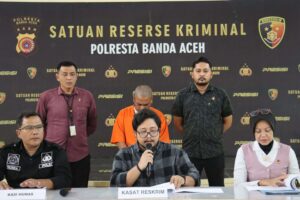 Kasat Reskrim Polresta Banda Aceh Kompol Fadillah Aditya Pratama (tengah) saat memberikan keterangan pers terkait kasus pelecehan seksual terhadap anak di bawah umur di Mapolresta Banda Aceh. Foto : Humas Polresta Banda Aceh