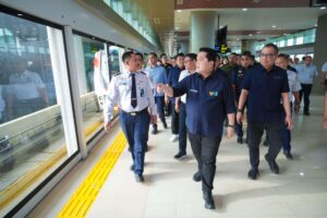 Menteri BUMN Erick Thohir saat mengunjungi stasiun kereta bandara di Jakarta. (Foto: Dokumentasi/ Kementerian BUMN)