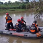 Tim SAR gabungan dengan menggunakan perahu karet melakukan penyisiran untuk mencari korban hilang terseret arus sungai di Krueng Aceh, Kecamatan Kuta Malaka, Aceh Besar. Foto : Basarnas Banda Aceh