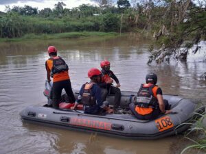 Tim SAR gabungan dengan menggunakan perahu karet melakukan penyisiran untuk mencari korban hilang terseret arus sungai di Krueng Aceh, Kecamatan Kuta Malaka, Aceh Besar. Foto : Basarnas Banda Aceh