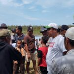 Warga berkumpul datang ke sungai tempat korban hilang diseret buaya. Foto: AJNN/Khairuman.