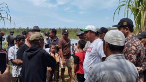 Warga berkumpul datang ke sungai tempat korban hilang diseret buaya. Foto: AJNN/Khairuman.